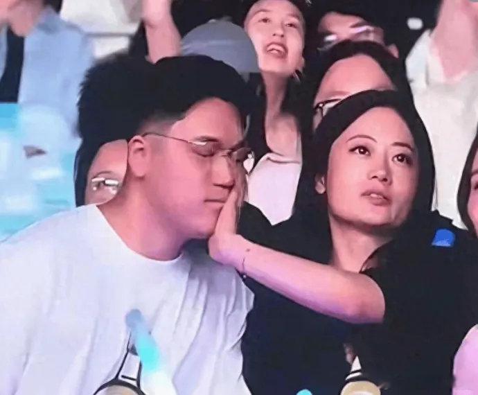 演唱会想亲女友被当众推开，男生承认已分手，不丢人反而赢麻了！​