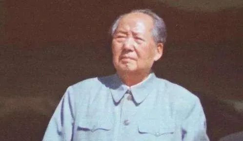 毛年谱1976年9月8日在接受抢救，上下肢插着静脉输液导管、胸部安有心电监