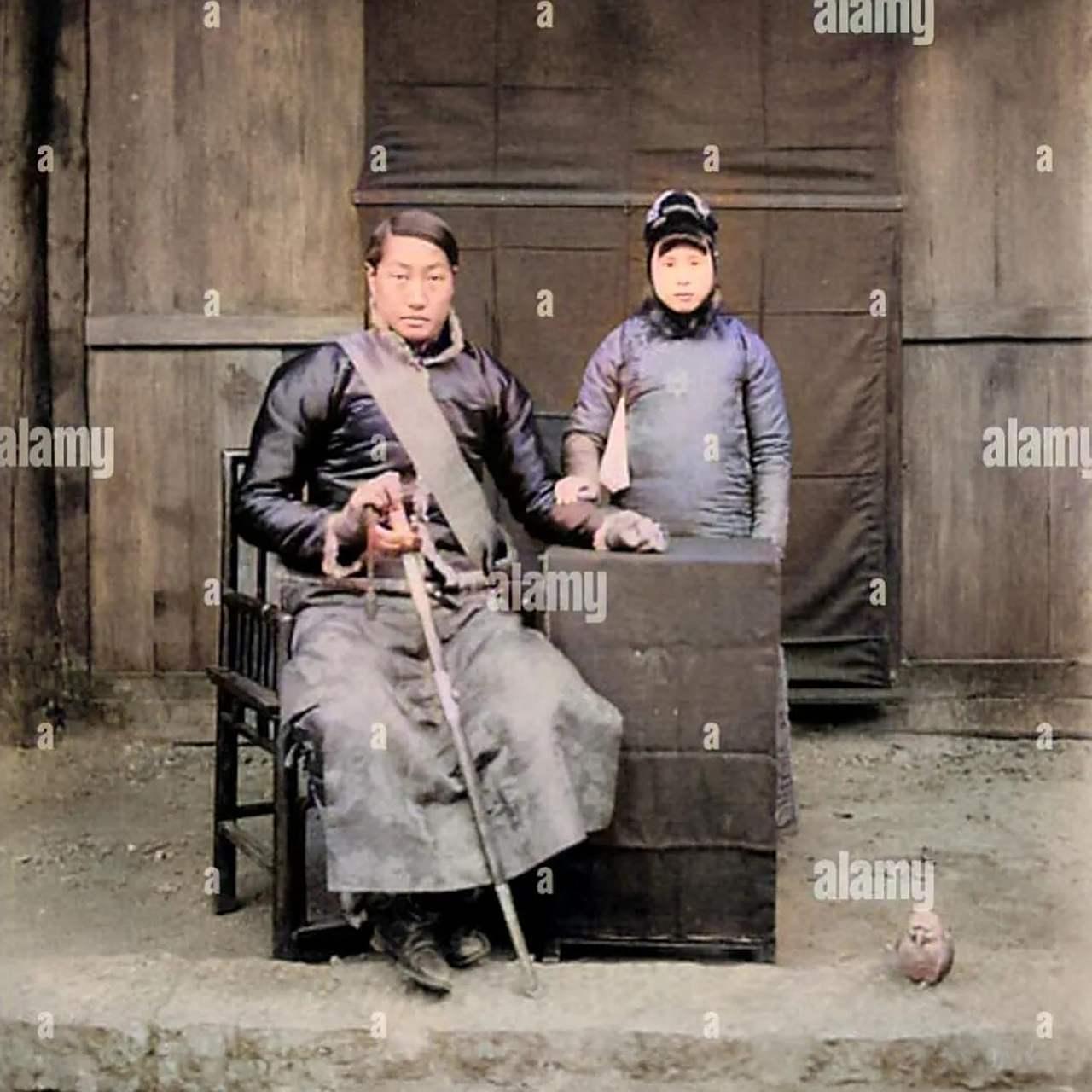 1912年，四川总督尹昌衡与妻子留下了一张罕见的合影。不知为什么，身高近两米的尹