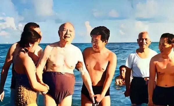1978年，81岁的叶帅在工作人员搀扶下，从北戴河海水中走上岸时，脸上毫无倦意，
