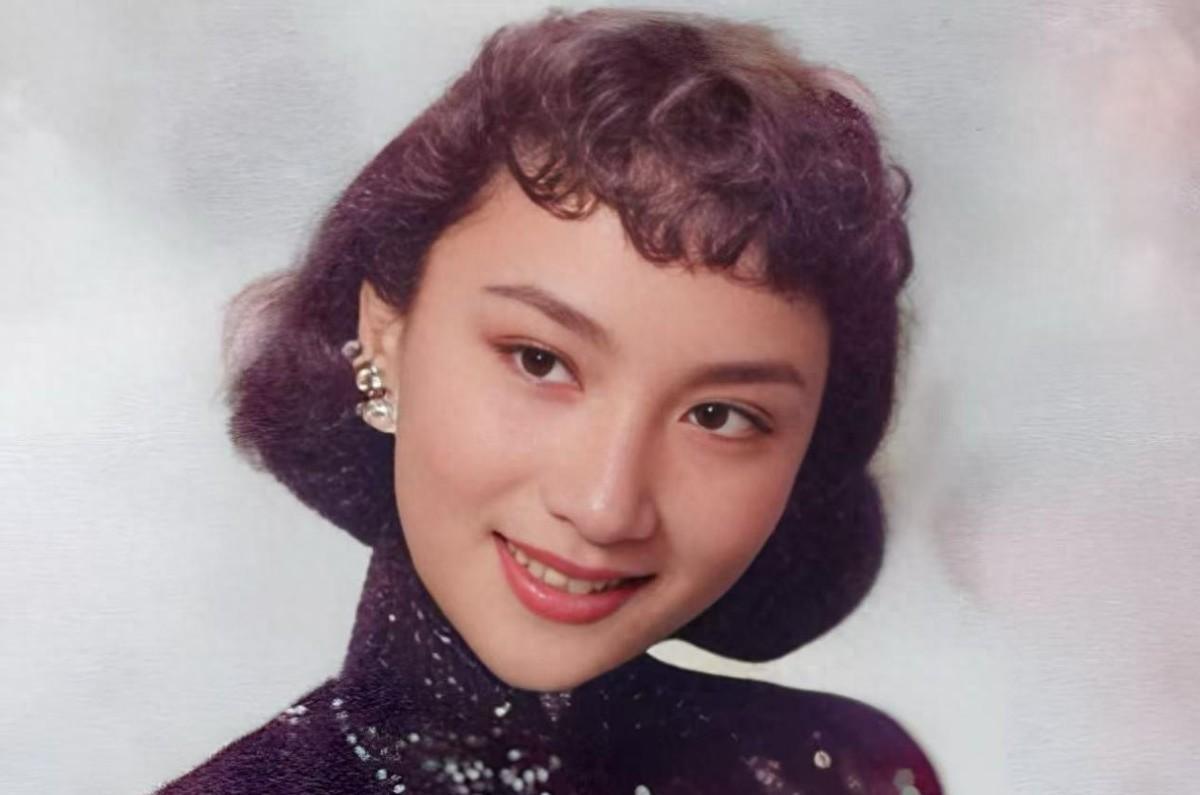 1957年夏梦24岁时与毛主席合影，美丽动人，不愧为金庸心中的理想女神形象！1