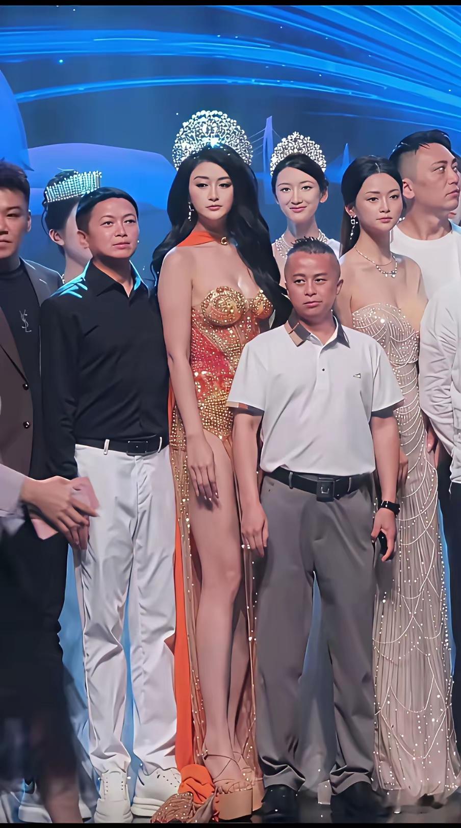 能站在这个位置的，不是制片主任就是投资人