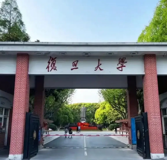 复旦大学校长金力接受《南方周末》采访时表示，复旦大学的文科招生比例会从原来的百分