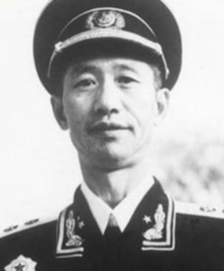 1941年，八路军炊事员去河边挑水做饭，忽然看到了许多奇怪的脚印，他感觉不对劲，