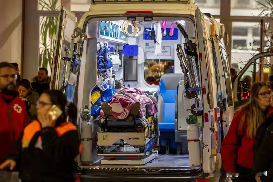 西班牙高铁惨剧40死有尸体被切成两半事故原因曝光国王将亲赴现场，2026