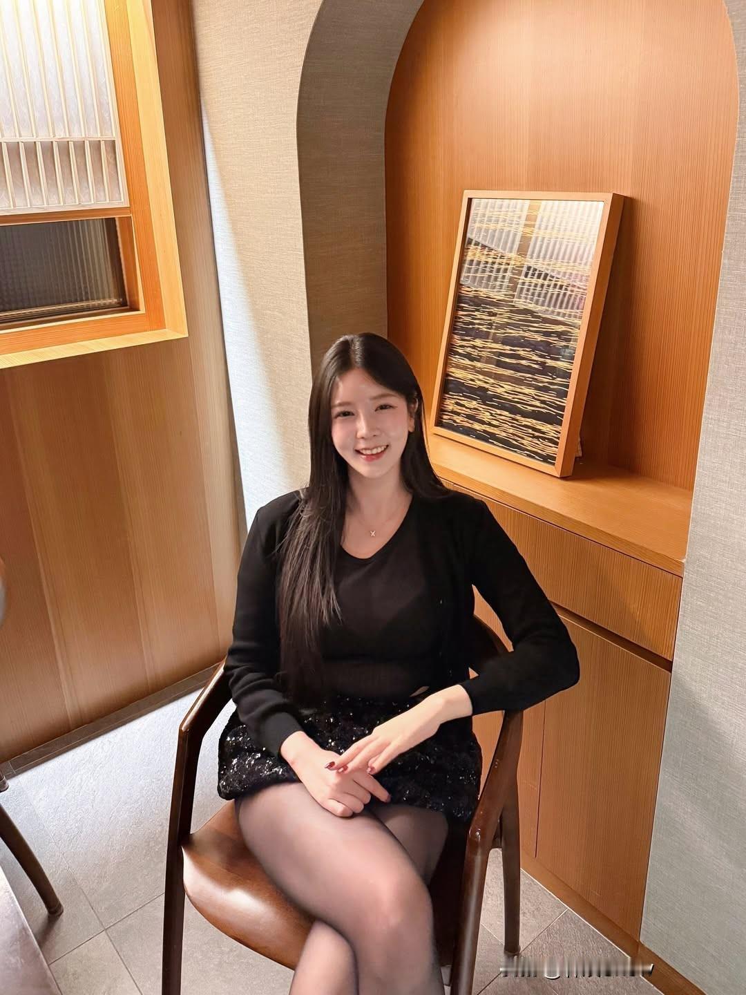 优雅黑裙，甜美笑容，气质满满！😊✨