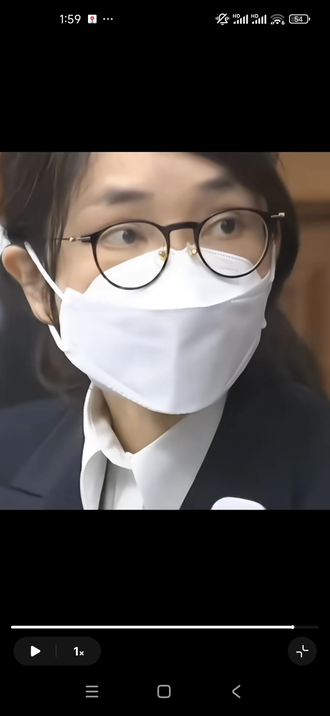 照说能爬到这个位置，能让她老公那么爱她，金建希一定是个非常聪明的人。可她的眼神