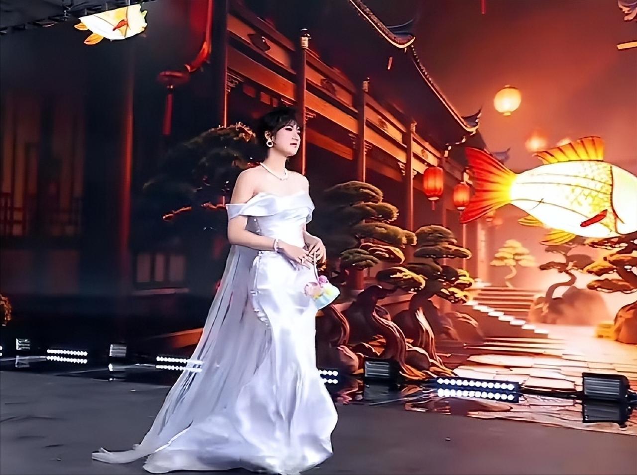 38岁姚安娜红毯惊艳，一袭“浮光锦”复刻盛唐，网友：这才是真·豪门底蕴！谁能想