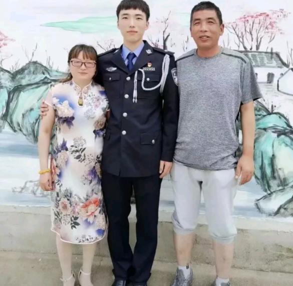 江苏一女子，儿子因公牺牲，她伤心欲绝，每天以泪洗面，2022年一天，她在商场，突