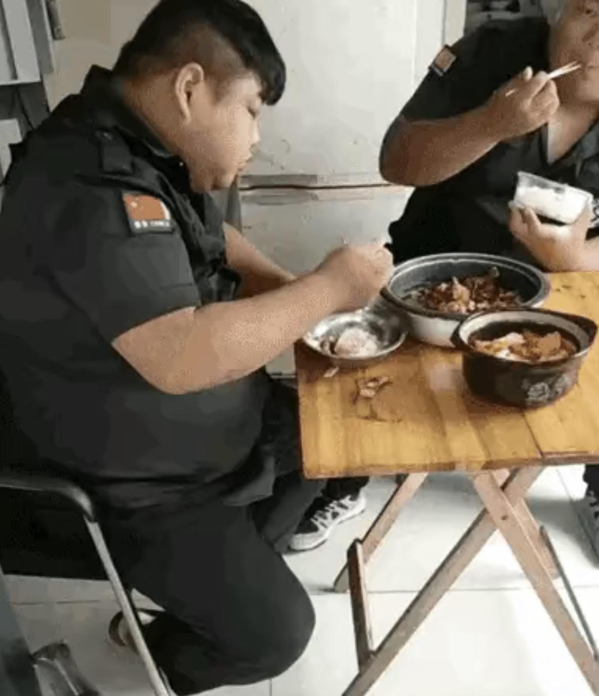有些人就喜欢拿保安说事，意思很明显，不就是说做保安的工资不高吗！月拿三千是他的