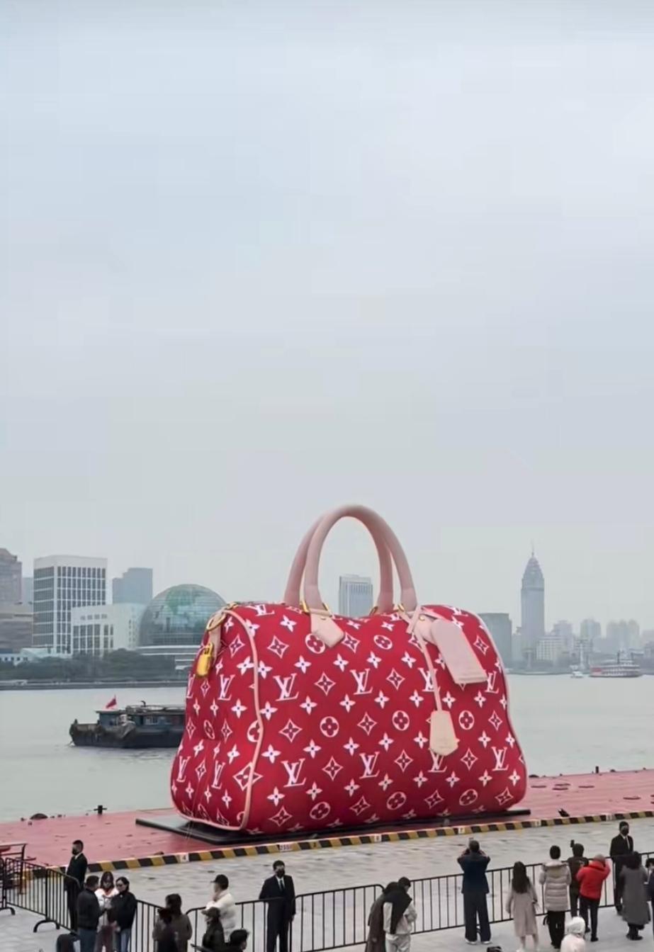 前段时间刚整出一艘LV游轮还不够，又在黄浦江岸立起一个巨大无比的LV包包。啥意