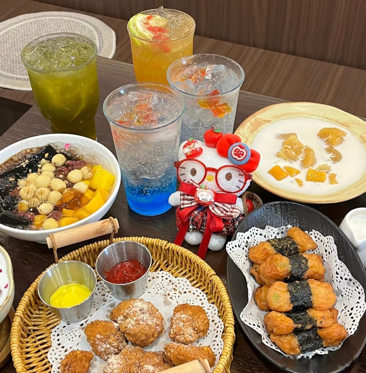 吃到了漂亮饭，跟朋友品茶，还欣赏了美丽的风景，每个都是很哇塞的时刻