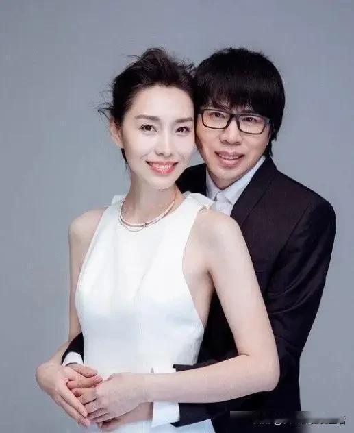 家有丑男必须娶娇妻，才能改变遗传基因。水木年华的卢庚戌，确实长得比较难看，后来