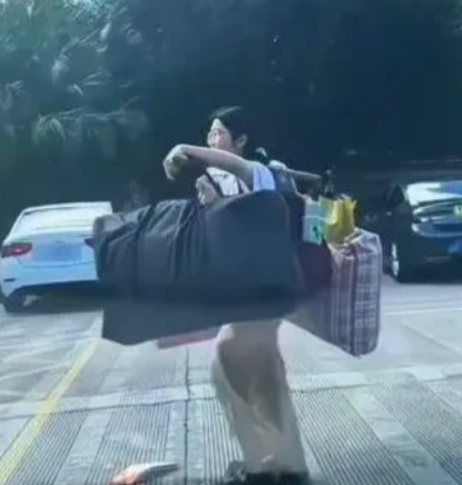 广西桂林挑行李回家的女同学找到了，原来是她！高考结束后，冲出考场的那一刻，有哭