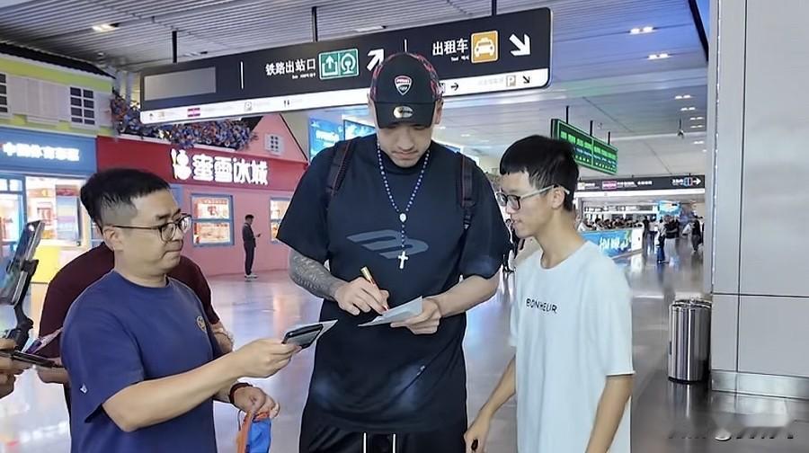 山东高速男篮知名队员陶汉林抵达威海，在蓝海御华大饭店参加活动。