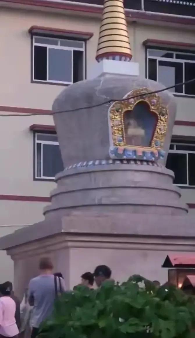李泳汉在印度修行期间，出现了一些怪异的举动，不仅当众咆哮，还在绕塔苦行的时候，突