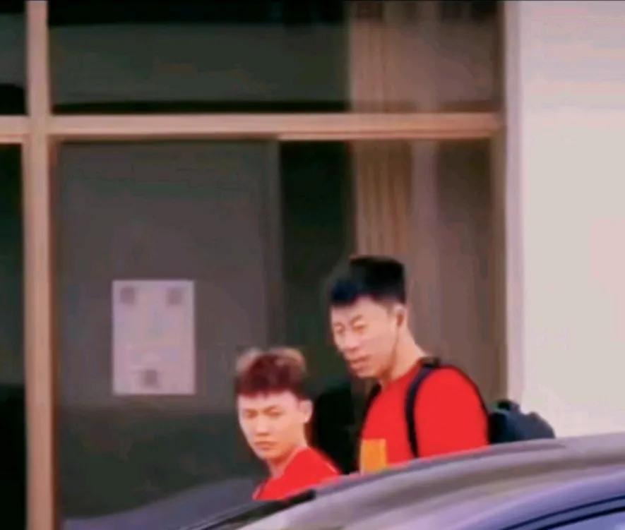 国家队集训，徐杰和张镇麟相谈甚欢，引起球迷各种兴趣。张镇麟:杰哥，很高兴咱们成