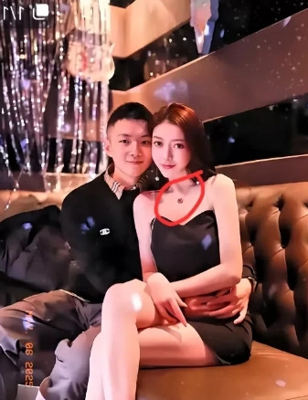 一觉醒来又吃到瓜了赵心童的前女友，身材特别好，一米二的大长腿，腿还特别细