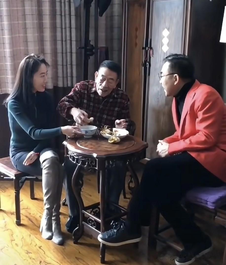 当初海河战神杨老五的女儿身材高挑，容貌出众，已然成家立业，还十分孝顺爷爷和老爸。