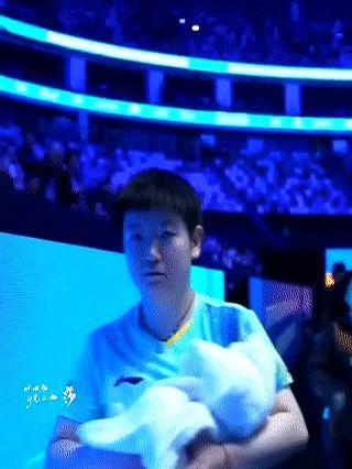 脚伤52天，孙颖莎复出第一件事不是庆祝。刚赢了球，你以为她会笑？她直接把马