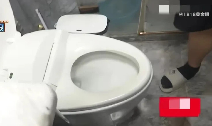 浙江杭州，男子家价值2万的马桶堵了，网上花了199元找人疏通，不料，师傅用力过猛