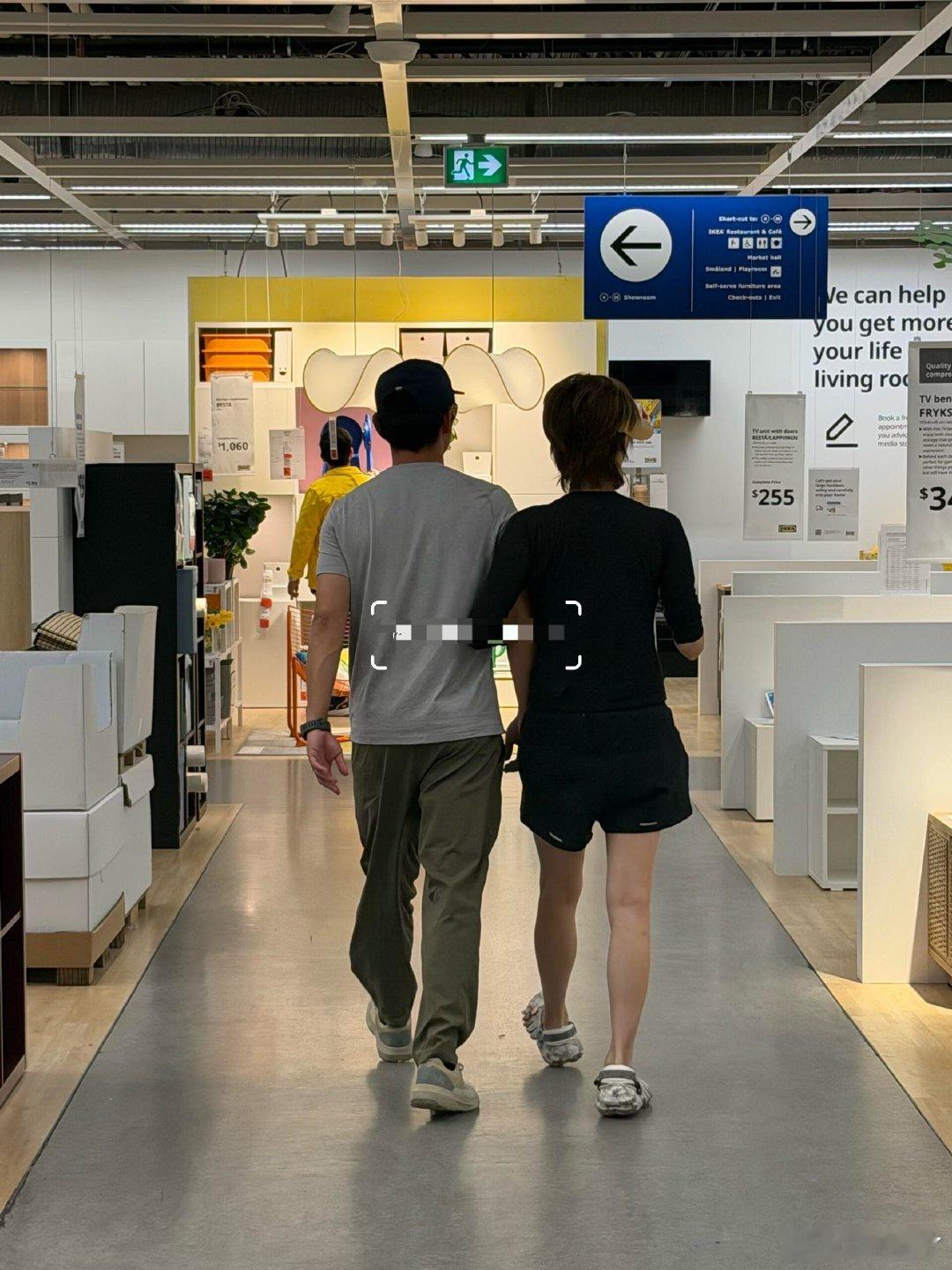 温哥华偶遇郑恺苗苗逛街温哥华逛街意外捕获郑恺苗苗，俩人直奔家具区域，难道要在海外