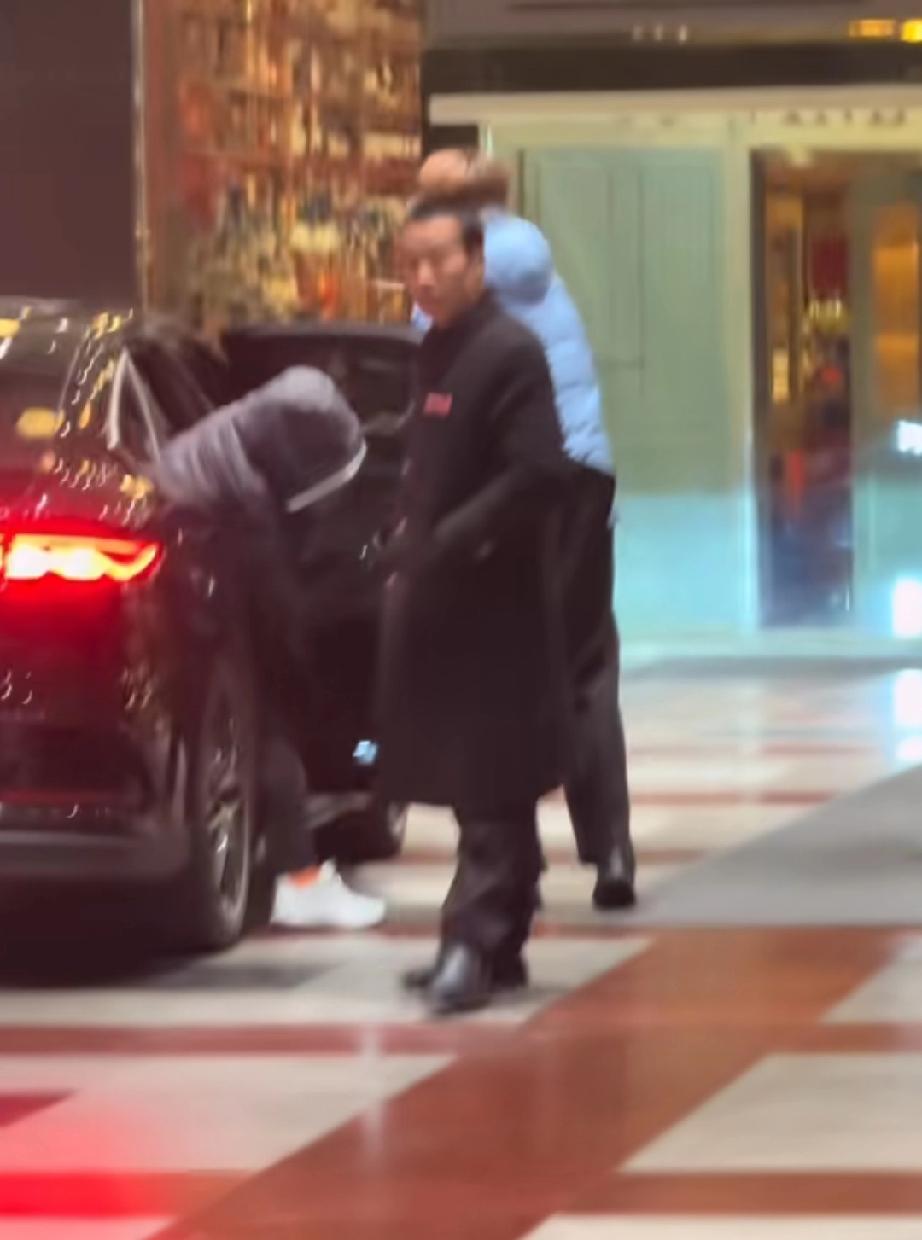 成都第一天，晚上和徐奕、陈熠两个妹妹一起外出吃饭的王曼昱，三个人吃完饭后返回混团