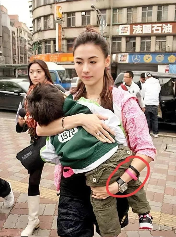 关于张柏芝带孩子大家有没有发现一个奇怪的点！三个孩子从没被媒体拍到过哭闹，老