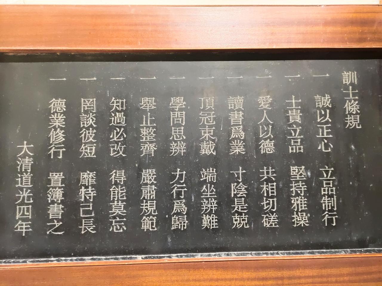 40、50岁的老副乡镇长，对着二三十几岁的年轻乡镇长书记汇报朋友周末小聚，酒后
