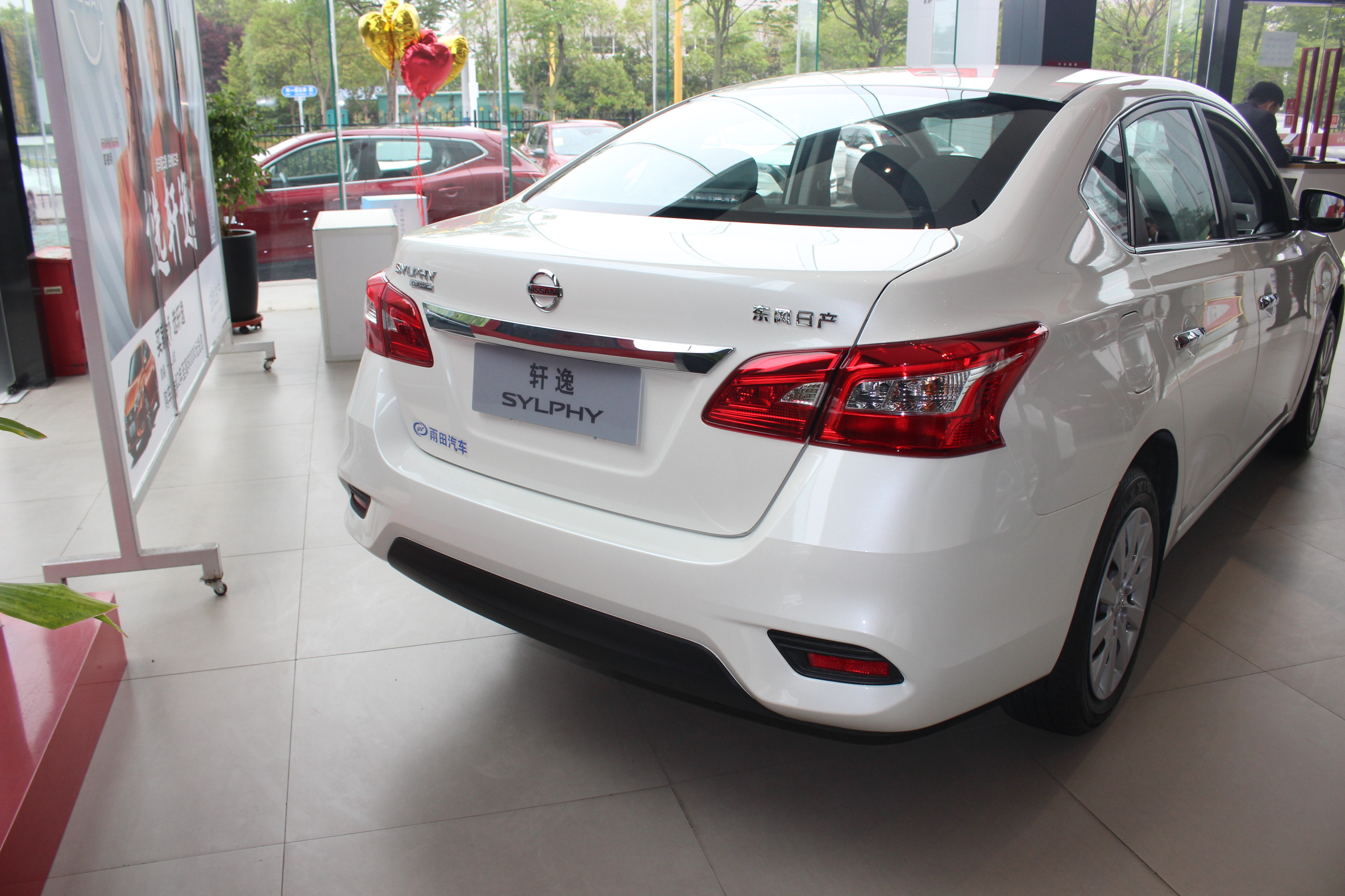 2021款日产轩逸经典到店,白色车身很大方,配1.6l,价格降了