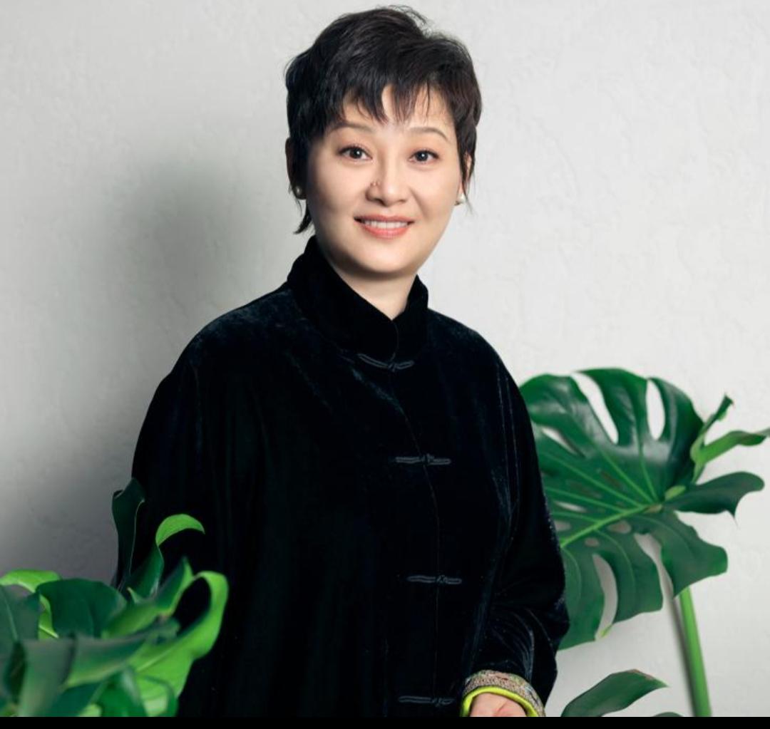 徐帆回应离婚5个月，冯小刚近况曝光，他的“小心思”再藏不住了娱乐明星