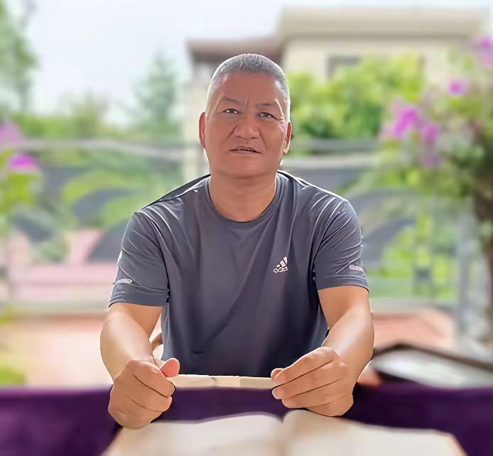 59岁的梁实又要上考场了，这是他第30次高考。这位上世纪末就身家百万的老板，对着