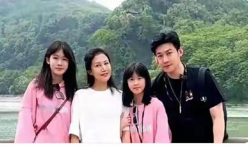 在四川省偶遇明星一家四口你们认识吗？他的闺女长的婷婷玉立，这两个闺女长的实在