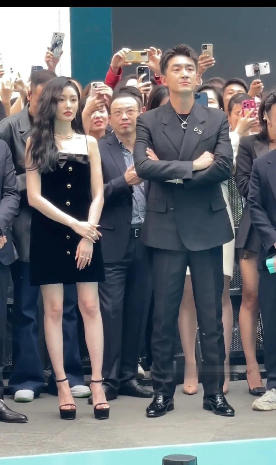 张天爱真要被气笑了，特意穿了20公分的高跟鞋想撑气场，结果林更新居然也踩着高跟还