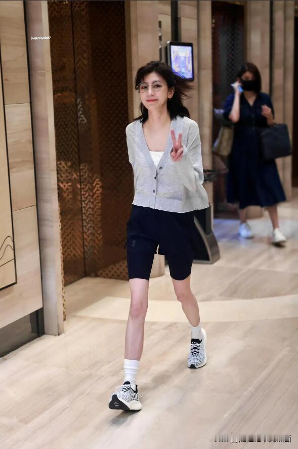 51岁了还拥有这样苗条匀称的身材，真正的不老女神，任谁看了都会喜欢吧。没开滤镜，