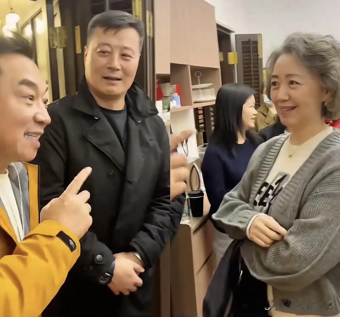 娱乐圈最恩爱的一对明星夫妻，都是满头银发的中老年人，还这么恩爱，中间穿黑衣服外套