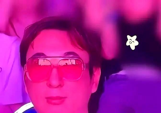 这个地球上让我最看不懂的人，就是王思聪了！快40岁的他现身新加坡看女团跳舞，