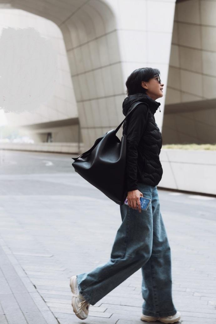 最近万茜在外出的时候搭配的很有魅力，看起来也格外的显年轻。万茜上身穿黑色运动