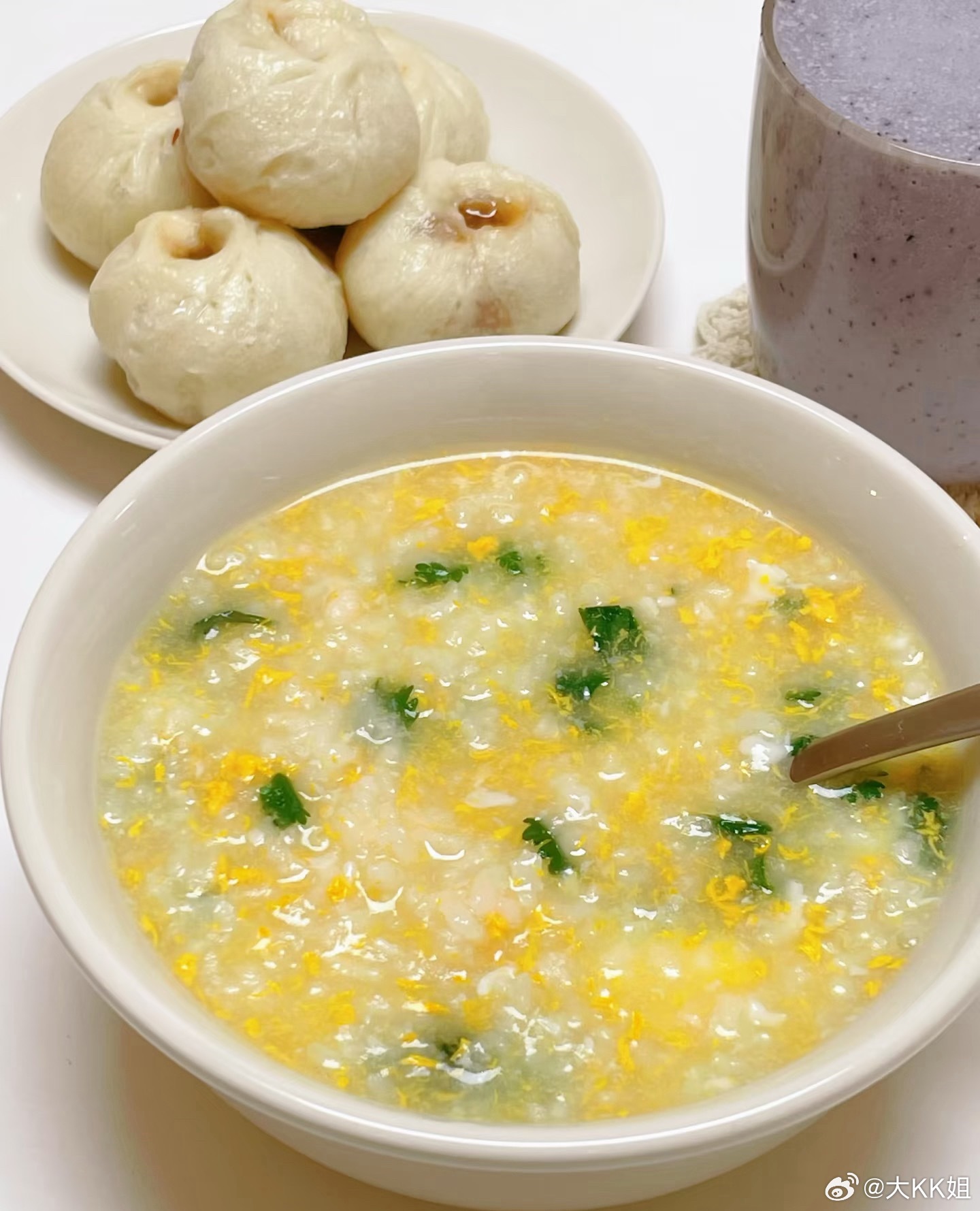 一人食｜吃干净舒服的早餐🍴今日早餐：小笼包｜香菜鸡蛋粥｜蓝莓奶昔人真的是奇怪