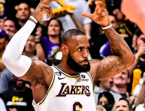 詹姆斯进退两难啊！根据ESPN名记MarcSpears在节目中透露，联盟已