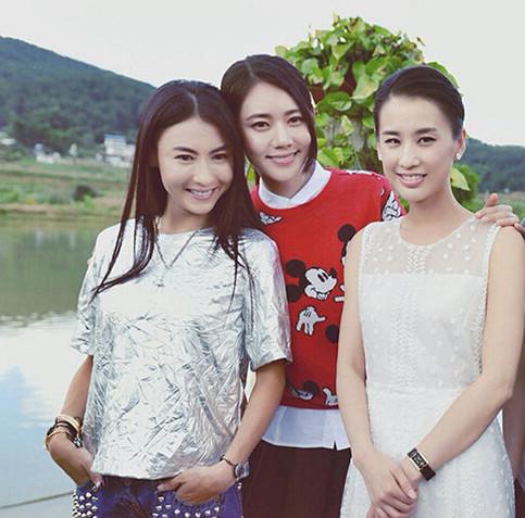 张柏芝和黄圣依合影，中间还有个秋瓷炫，如今她们都是四十多岁的人了，却依然美丽。