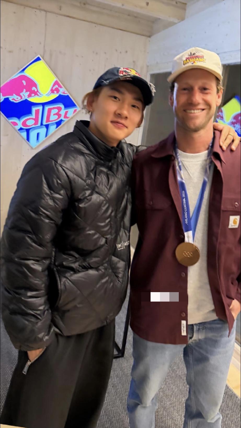 苏翊鸣很给力，米兰冬奥会夺得铜牌后，邀请日本教练佐藤康弘到红牛在意大利阿尔卑斯山