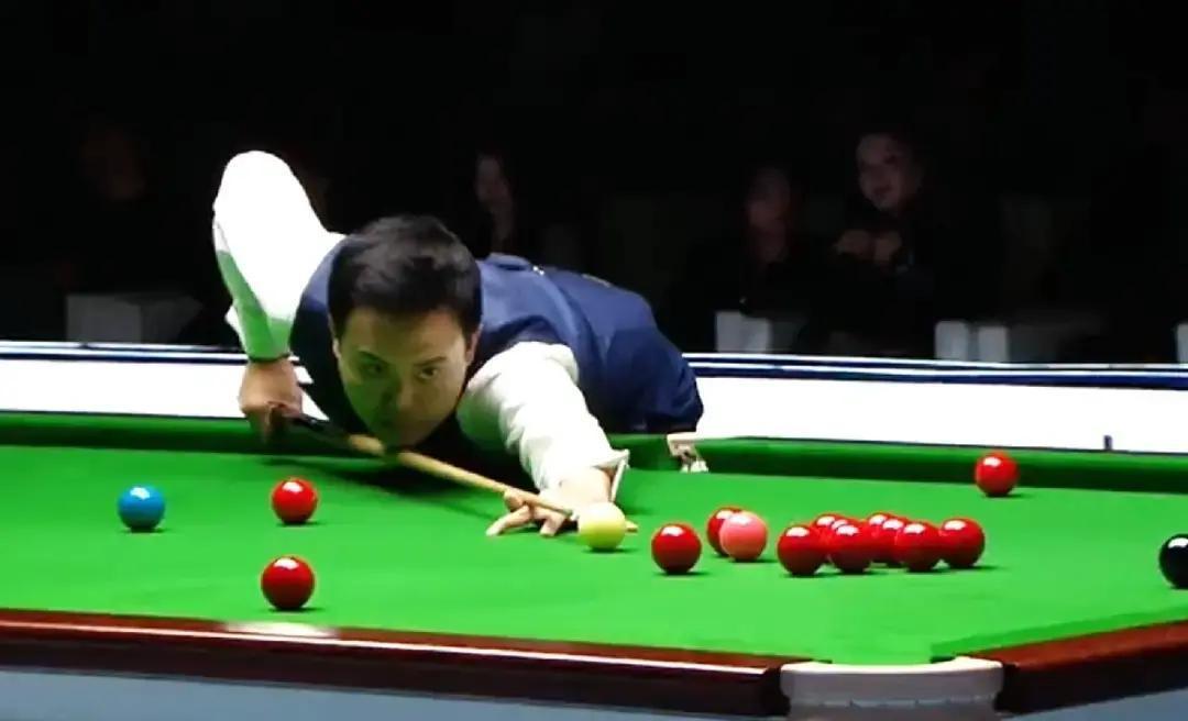 1分绝杀！傅家俊5-4丁俊晖苏州奥体中心，灯打到最亮。傅家俊在决胜局71-