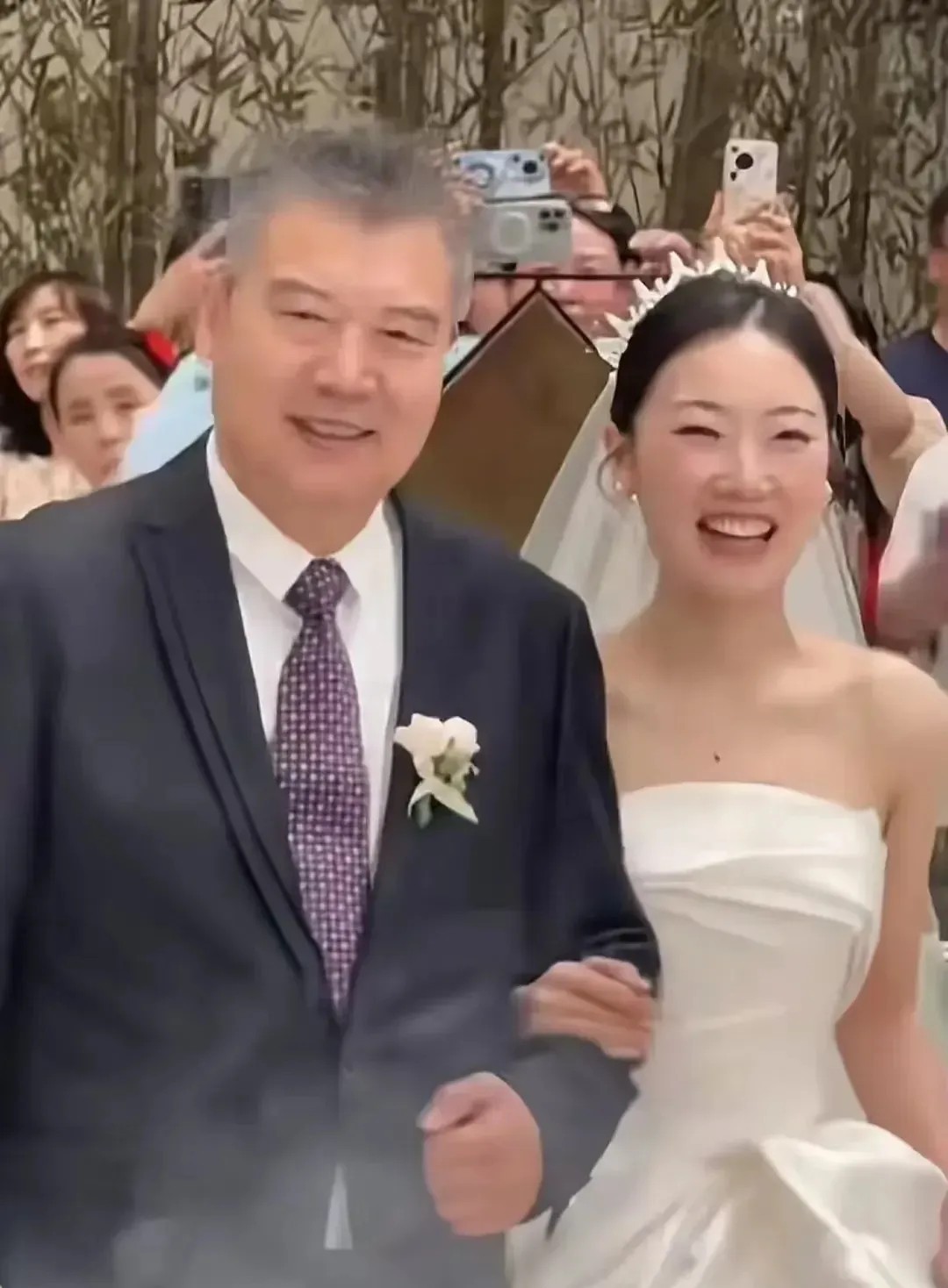 原来她是李隼的女亲家。李隼的千金结婚，他的亲家、女婿的身份引起热议。