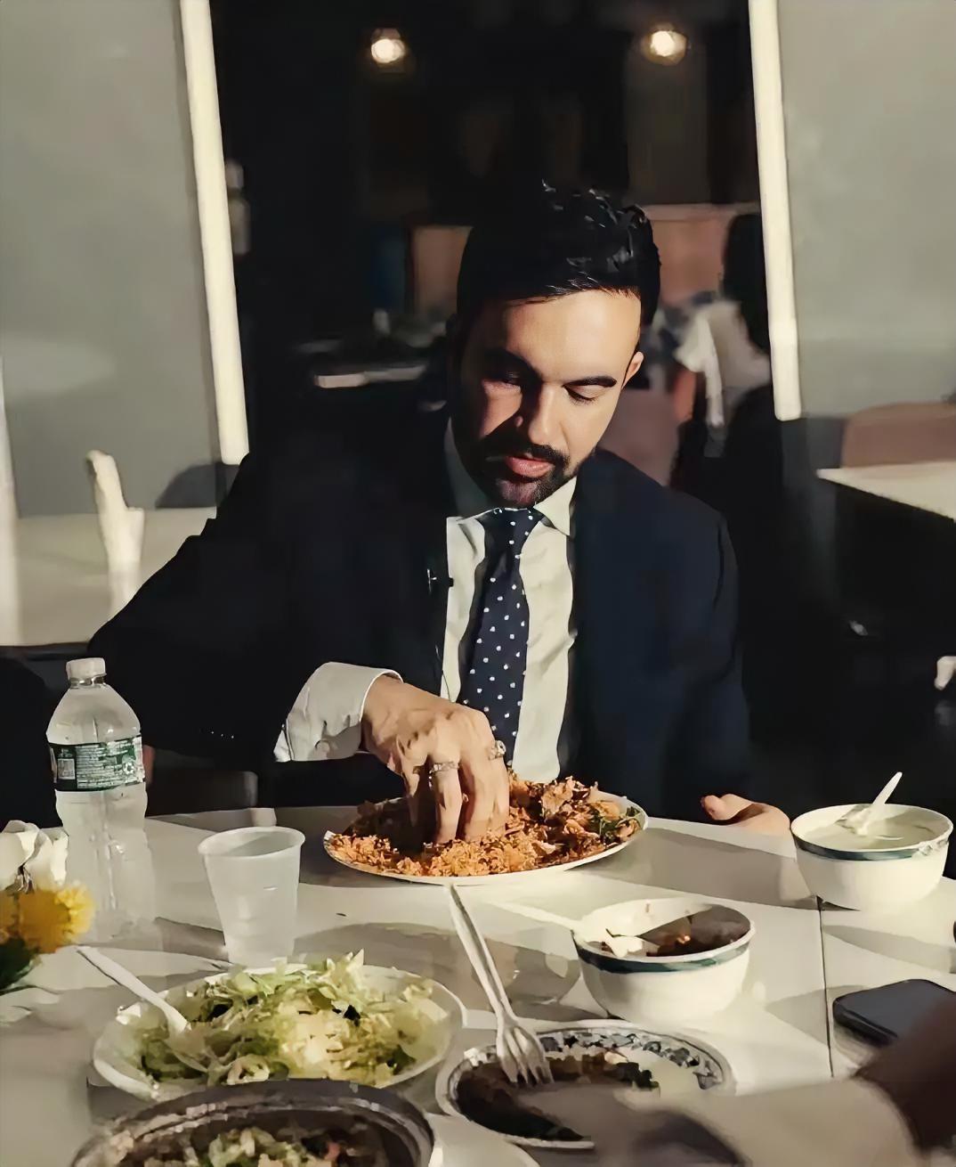 看了这张图才明白，原来印度人在一起吃饭时，也是有勺子的。以前只知道印度人吃饭用手