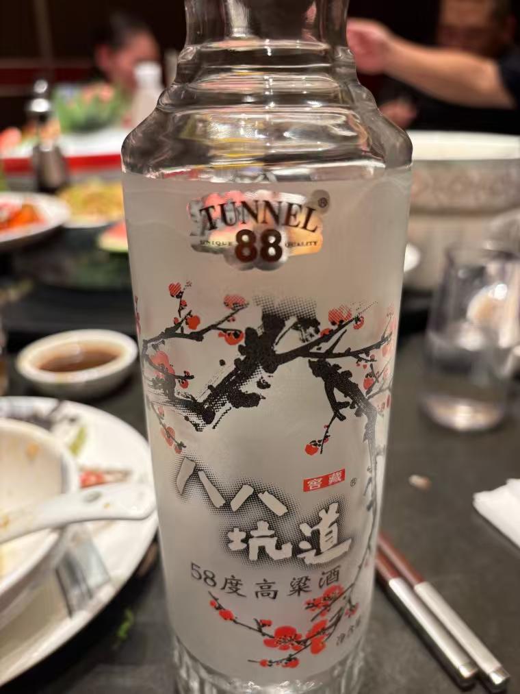 智者不入爱河，这句话真的很经典。我有一个哥们，原来一起进的华为，他很聪明，很帅