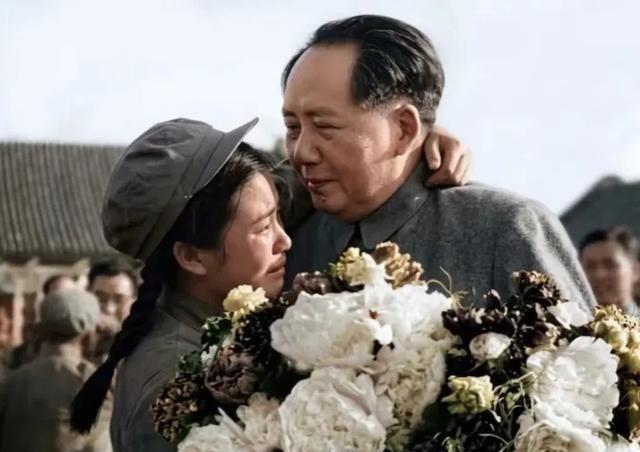1952年，志愿军代表受毛主席接见，解秀梅本负责献花任务，却抱住毛主席，激动的说