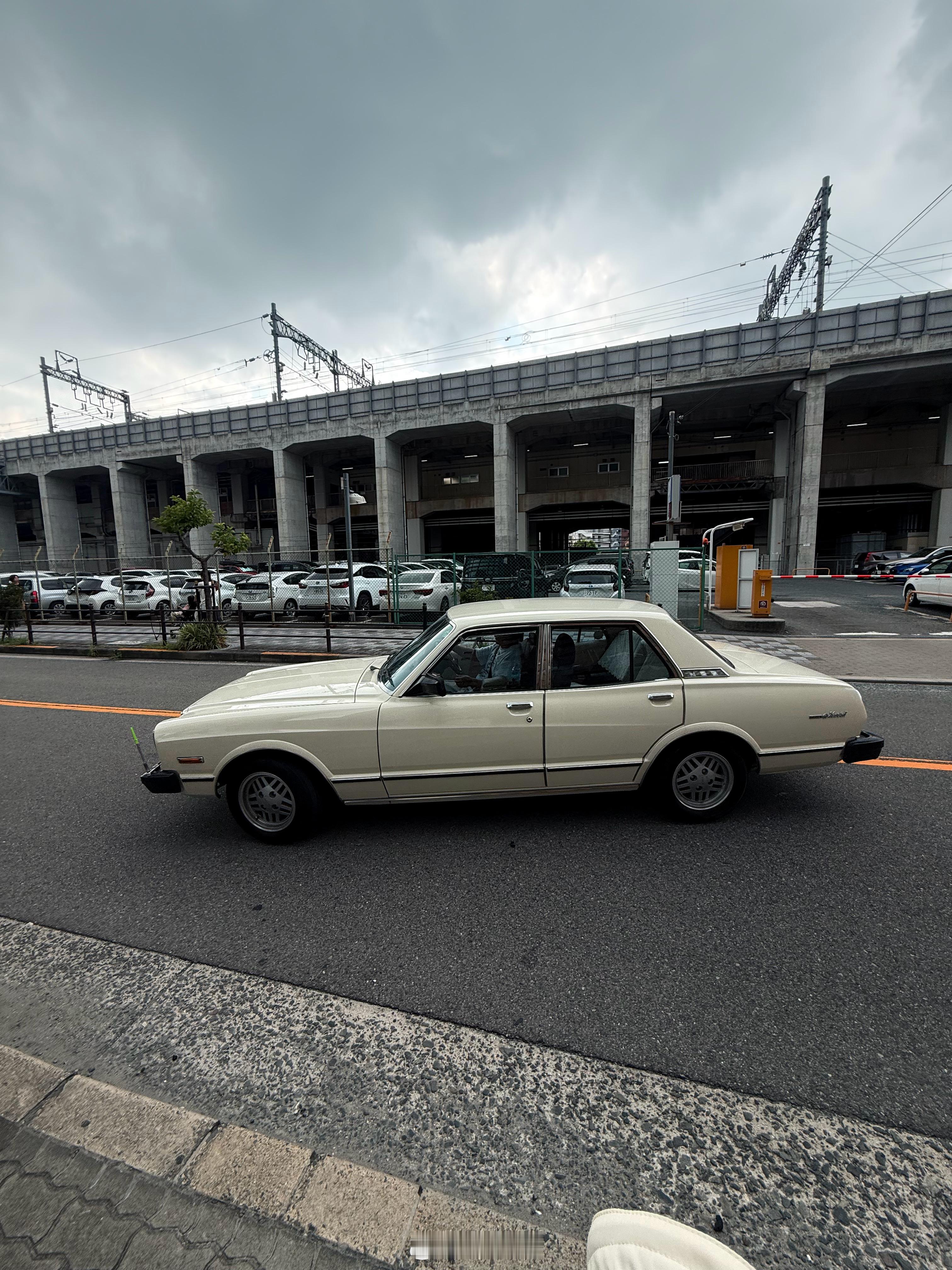 今天看到了老东西，丰田CressidaX30，可以理解成是70年代的“丰田亚洲