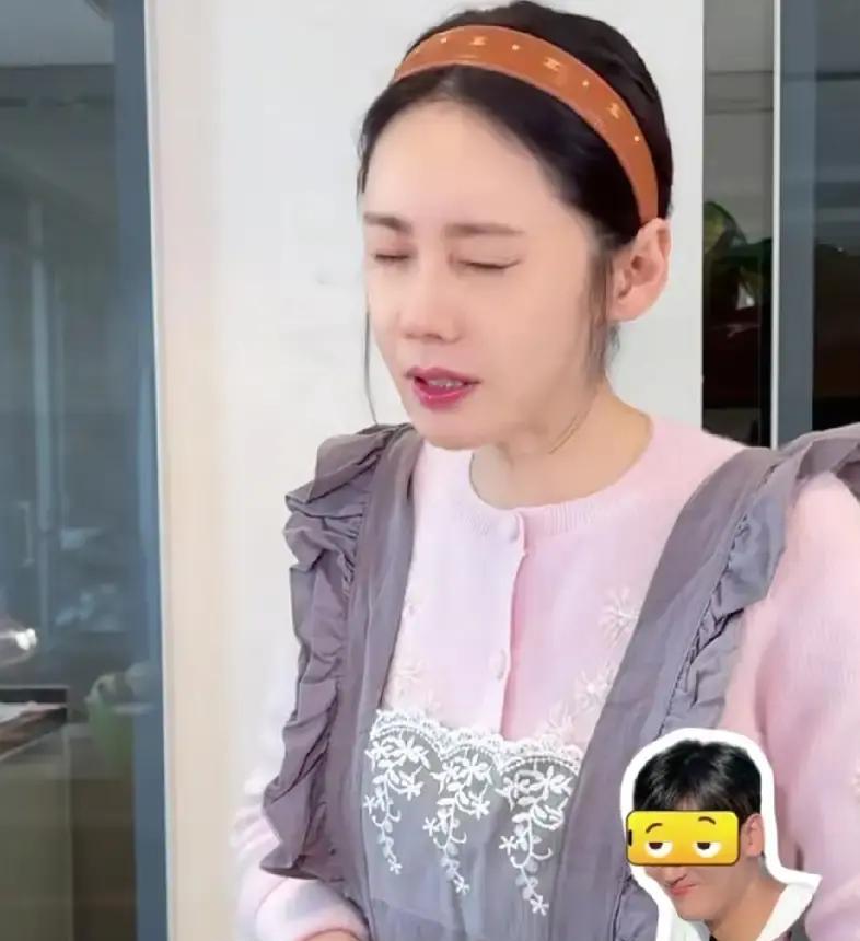 秋瓷炫终于撕开了剧本。7年前那张火遍全网的“坐大腿照”，不是生活，是试戏。她