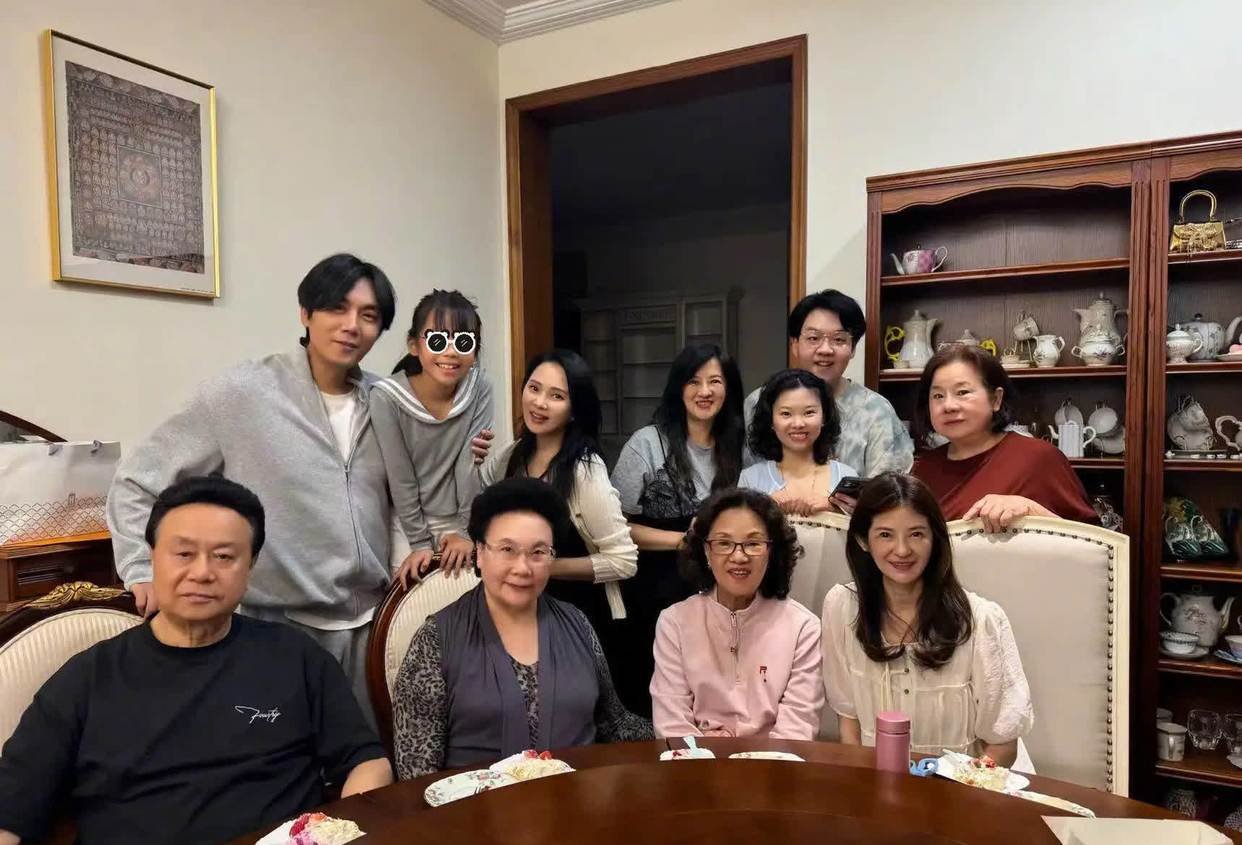 伊能静情人节晒全家福，秦先生携女返沈她留守岗位​